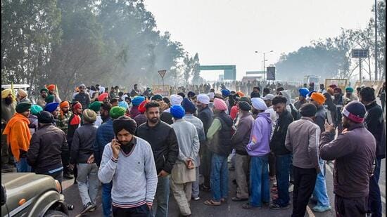 *”शंभू बॉर्डर पर छिड़ा संग्राम” किसानों के पथराव में 24 पुलिसकर्मी गंभीर रूप से घायल, आज फिर दिल्ली कूच करने की तैयारी में किसान…*