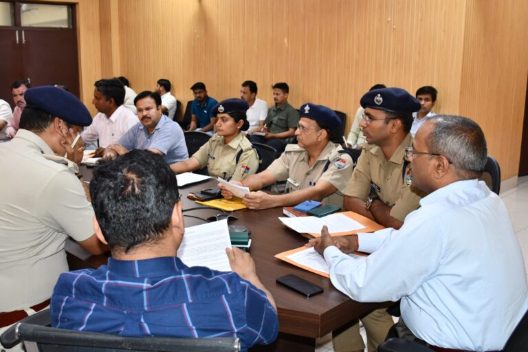 “उधमसिंहनगर डीएम उदयराज ने दिए सख्त निर्देश:- “जिले में न हो अवैध खनन एवं परिवहन, अब खनन लाने वाले वाहनों को चलाने वाले ड्राइवरों के होंगे लाइसेंस निरस्त