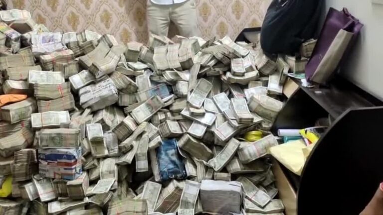 ईडी की बड़ी कार्रवाई” मंत्री के पीए के नौकर के घर से ईडी को मिले 25 करोड़, छापेमारी जारी…