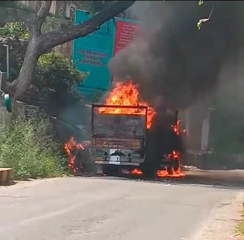 Video” काठगोदाम में बीच सड़क में ट्रक में लगी भीषण आग, ट्रक जलकर हुआ खाक; ट्रक ड्राइवर ने इस तरह बचाई जान..