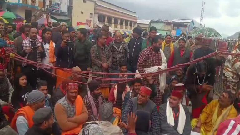 Uttarakhand” सरकार द्वारा VIP दर्शन पर रोक के बावजूद केदारनाथ में चल रहा है VIP दर्शन:- तीर्थ पुरोहितों ने लगाया मंदिर समिति पर आरोप, नारेबाजी कर जताया विरोध…