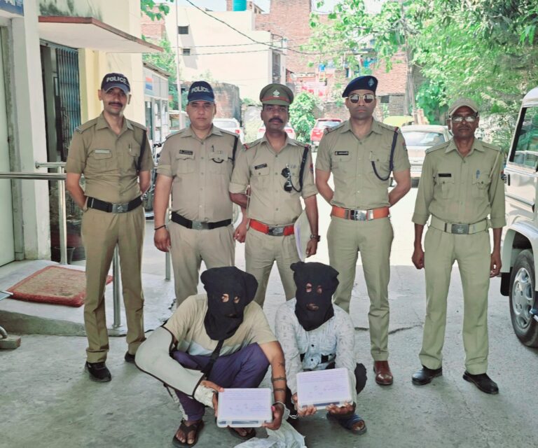 उधमसिंहनगर” पुलिस के हत्थे चढ़े पुलिसकर्मियों पर ईट से हमला करने वाले दो हमलावर, झगड़े की सूचना मिलने पर पहुंचे थे पुलिसकर्मी; दो अवैध तमंचे भी बरामद…