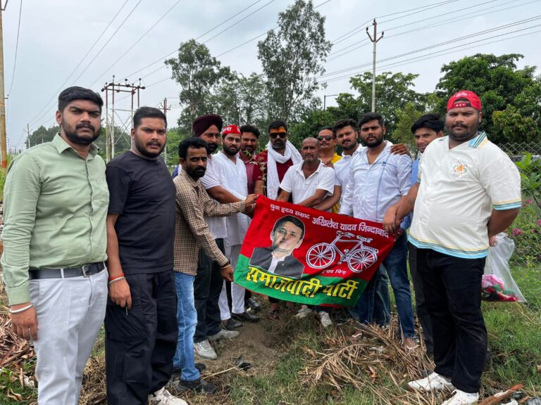 *रूद्रपुर” समाजवादी पार्टी के कार्यकर्ताओं ने अखिलेश यादव के जन्मदिन पर किया पौधरोपण।*