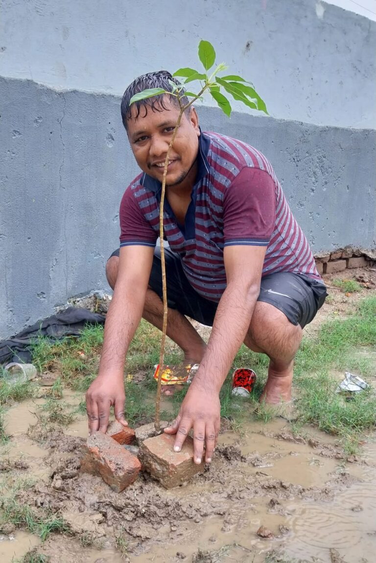 *Rudrapur” गांधी पार्क में समाजसेवी ललित बिष्ट ने किया वृक्षारोपण, लोगों से की ये अपील।*