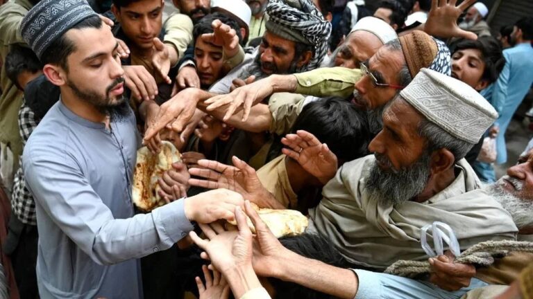 *”कंगाल पाकिस्तान में फिर बिगड़े हालात” आटा 800 तो 900 रुपए लीटर; महंगाई ने तोड़ी जनता की कमर।*