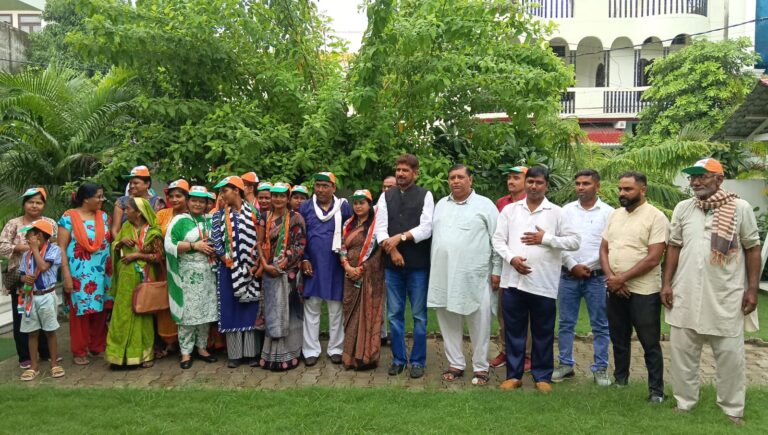 रूद्रपुर:- भाईचारा एकता मंच की संयोजक सहित सैकड़ों महिलाओं ने थामा कांग्रेस का दामन।