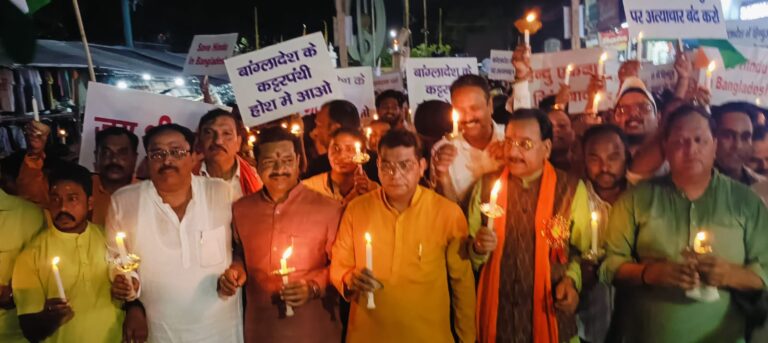 *Video” भाजपाइयों, व्यापार मण्डल समेत बंगाली समाज ने बांग्लादेश मे हिन्दुओ के खिलाफ हो रहे अत्याचार के विरोध में निकाला कैंडल मार्च।*