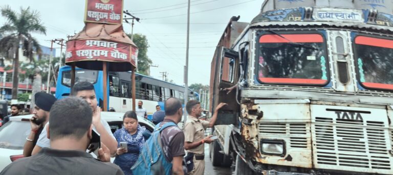 *रुद्रपुर” एक और बड़ा हादसा, नो एंट्री में घुसे ट्रक ने मार दी कार को टक्कर; उड़े परखच्चे।*