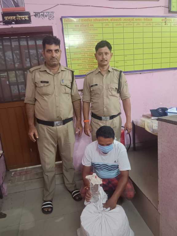 उत्तराखण्ड लालकुआं पुलिस ने बिंदुखत्ता के इस युवक को कच्ची शराब बेचते रंगे हाथों दबोचा………