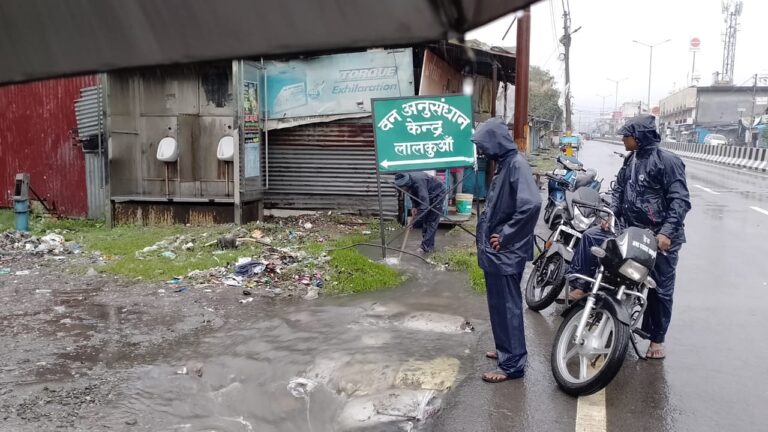 लालकुआं बारिश का कहर जगह-जगह जलमग्न अधिशासी अधिकारी राहुल सिंह ने संभाला मोर्चा