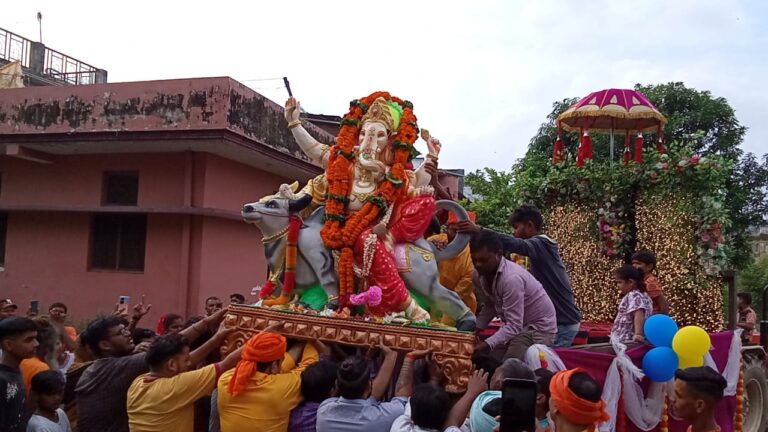 *गणपति बप्पा मोरया अगले बरस तू जल्दी आ* 