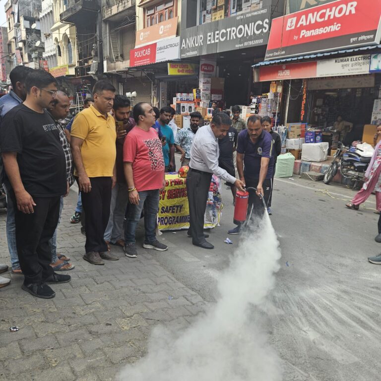 रुद्रपुर” मार्केट में हुए अग्निकांड के बाद दमकल विभाग और व्यापार मंडल ने किया व्यापारियों को जागरूक।