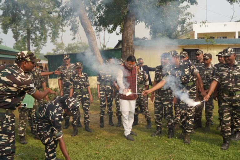 नेपाल सीमा पर तैनात सेवा के जवानों के साथ CM पुष्कर सिंह धामी ने मनाई दीपावली।