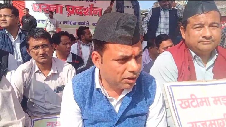जर्जर मार्ग की स्थिति सुधारने हेतु विधायक ने दिया धरना।