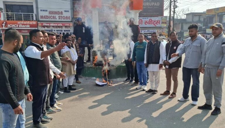 *युवा कांग्रेस कार्यकर्ताओं ने फूंका शिक्षा एवं स्वास्थ्य मंत्री धन सिंह रावत का पुतला*