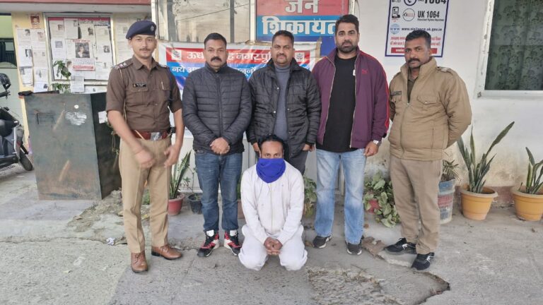 उत्तराखंड एसटीएफ की बड़ी कार्रवाई: चार साल से फरार 25 हजार का इनामी अपराधी हिमाचल से गिरफ्तार।