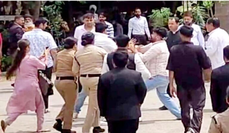कोर्ट परिसर में गवाही देने आए दंपति से सरेआम मारपीट
