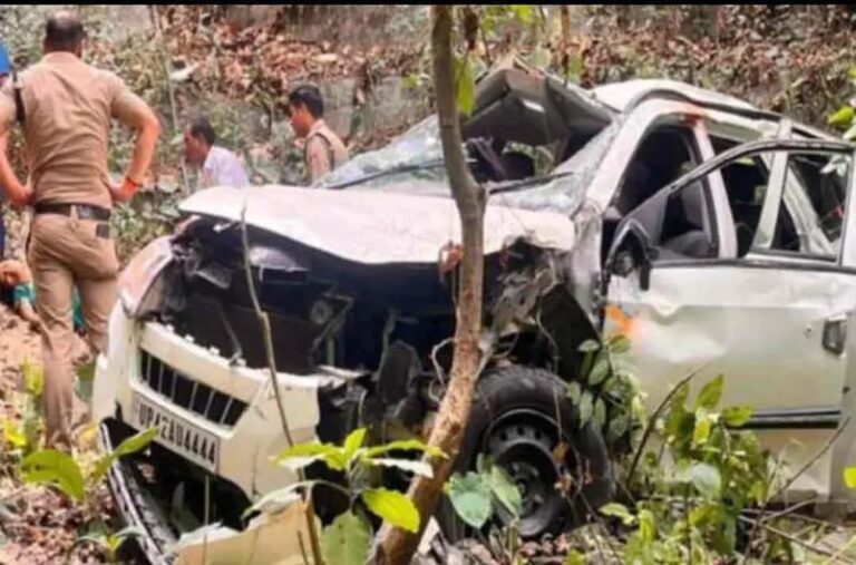 नैनीताल रोड पर दर्दनाक हादसा : दोस्तों संग घूमने निकला युवक खाई में गिरा, एक ने मौके पर तोड़ा दम, दो अस्पताल में भर्ती
