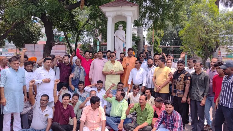 टीडीसी घोटाले की सीबीआई जांच की मांग को लेकर ठुकराल का धरना प्रदर्शन, कहा – “जनहित में हुई कार्रवाई, तो जेल जाएंगे कई नेता-अधिकारी”