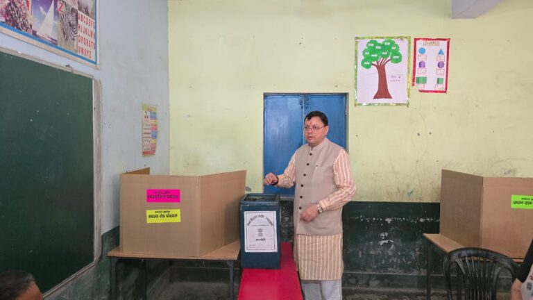 मुख्यमंत्री पुष्कर सिंह धामी ने त्रिस्तरीय पंचायत चुनाव में डाला वोट, मां के साथ पहुंचे पैतृक गांव